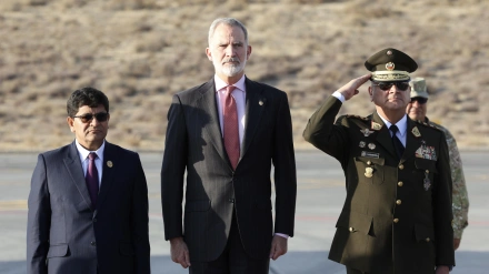 El Rey Felipe VI (c) a su llegada al aeropuerto internacional Alfredo Rodríguez Ballón este martes, en Arequipa (Perú)