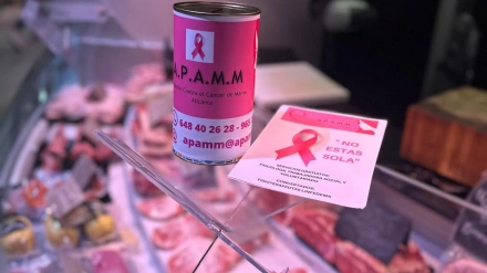 Los mercados de Alicante ponen su granito de arena por la salud de las mujeres