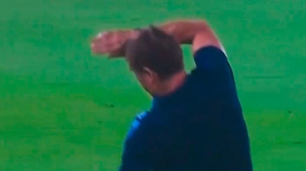 Julen Lopetegui cae el suelo después del pelotazo recibido en la cara.