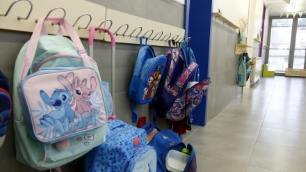 Motxilles als penjadors del passadís de l'escola de Castelló de Farfanya, a la Noguera