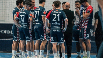 Jugadores del Eón rodean a Fernando Latorre.