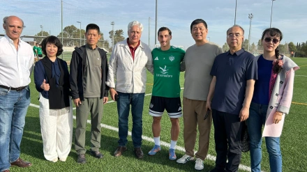 Miembros de la Fundación Lumbini han acudido hoy al entrenamiento del club