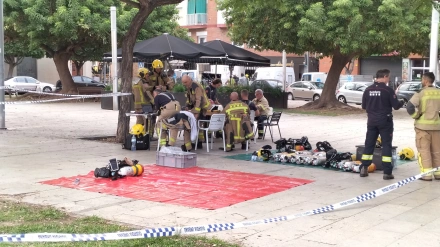 Efectivos del cuerpo de Bombers trabajando en la fuga de gas en L'Hospitalet de Llobregat