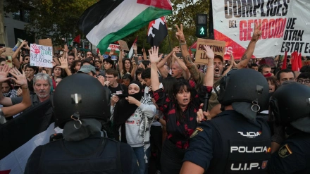 Decenas de personas durante las movilizaciones por la celebración del partido de baloncesto entre el Valencia Basket y el Hapoel Tel Aviv israelí, frente al Roig Arena, a 16 de octubre de 2025, en Valencia, Comunidad Valenciana (España). El movimiento BDS de apoyo a Palestina ha convocado movilizaciones organizadas en cuatro columnas ante el Roig Arena, donde se disputa el partido entre el  Valencia Basket  contra el Hapoel Tel Aviv israelí. Previamente solicitaron la cancelación del partido, pero finalmente se celebra a puerta cerrada.Eduardo Manzana / Europa Press15 OCTUBRE 2025;MOVILIZACIONES;VALENCIA;PALESTINA;ROIG ARENA;BALONCESTO;ISRAEL;15/10/2025