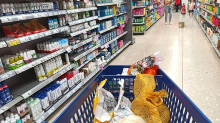Un carrito de compra en un supermercado de Huelva