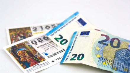 Algunos billetes de euro en algunos boletos del sorteo de la lotería nacional de Navidad.