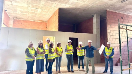 La alcaldesa y concejales del gobierno atienden las explicaciones de uno de los técnicos de la obra