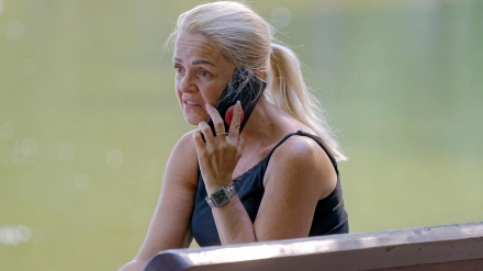 Una mujer habla por teléfono