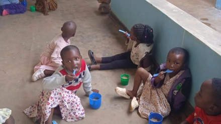 Los niños también se alimentan en la guardería