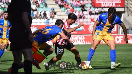 Sancho, jugador del Zamora, en el duelo ante el Avilés