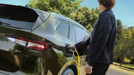 Una persona enchufa el Skoda Enyaq Eléctrico de 2025