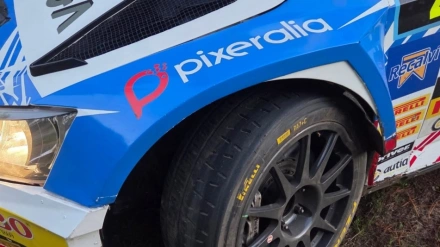 Unha pedra no camiño acabou con Meira e a rótula do seu coche