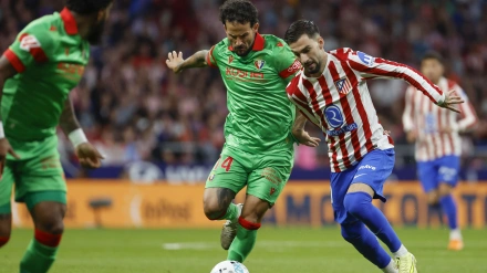 Baena y Rubén García disputan un balón durante el Atlético-Osasuna