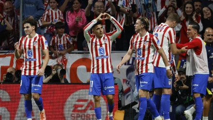 Thiago Almada celebra el gol que ha marcado en el Atlético-Osasuna