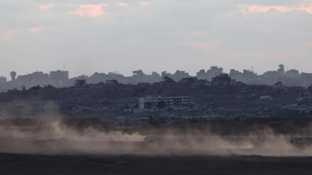 Tropas israelíes avanzan en la parte norte de la Franja de Gaza, vistas desde el lado israelí de la frontera