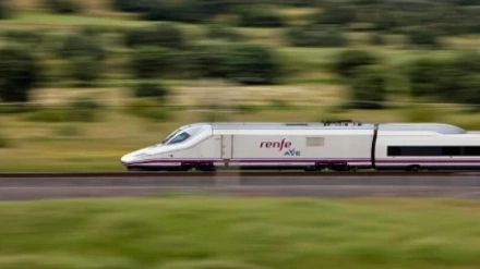 De los continuos retrasos a la reducción de plazas para llegar a Madrid en tren: "Conseguir un asiento se ha convertido en una tarea prácticamente imposible"