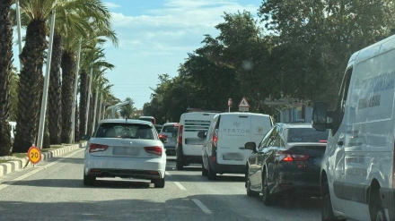 Largas colas de vehículos en la CV-725 a la altura del acceso a Dénia, en una jornada marcada por los cortes de carril debido a trabajos de mantenimiento