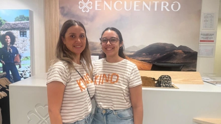 Miriam y su compañera, trabajadoras de la tienda Encuentro en Dénia, durante la mañana en la que los sistemas de pago dejaron de funcionar por una caída global de la nube de Amazon