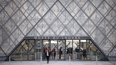 Vista exterior del Museo del Louvre un día después del robo
