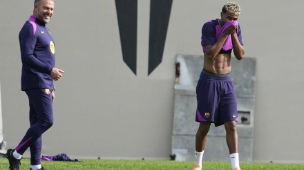 El delantero del FC Barcelona, Lamine Yamal (d) y el técnico alemán  del FC Barcelona, Hansi Flick (i) durante el entrenamiento que realiza la plantilla barcelonista en la Ciudad Deportiva Joan Gamper