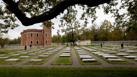 Personas visitan el cementerio de caballos imperiales en la Reserva-Museo Tsárskoye Seló, en San Petersburgo