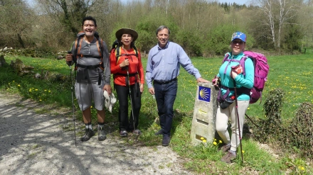 Ángel Trabada, en compañía de unos peregrinos