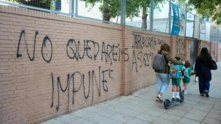 Pintadas en la fachada del Colegio Irlandesas Loreto. A 17 de octubre de 2025, en Sevilla (Andalucía, España).