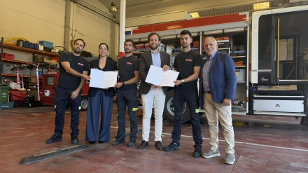 Firma del acuerdo en el parque de bomberos de Barbastro