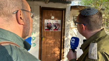 El portavoz del ejército israelí, Ronnie Kaplan junto a Expósito en el kibutz de Kir Oz