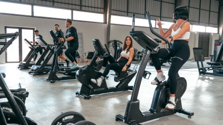 Un buen cardio debe ir acompañado de un entrenamiento de fuerza.