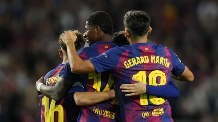 Marcus Rashford celebra con sus compañeros del Barcelona tras marcar ante Olympiacos