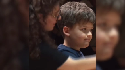 Captura de pantalla del pequeño Mert con la directora de orquesta Nil Venditti