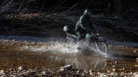 Un agente de la Guardia Civil en moto busca a un desaparecido en los barrancos del río Turia en imagen de archivo - Rober Solsona - Europa Press - Archivo