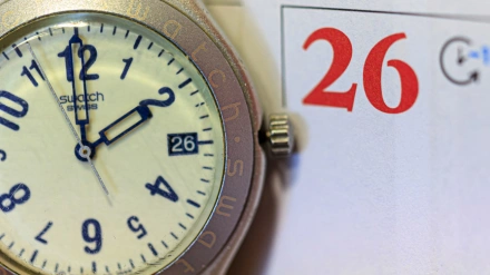 ZARAGOZA 21/10/2025.-Un reloj marca las dos junto a la fecha en la que se cambiará la hora el fin de semana este martes en Zaragoza. El sindicato CCOO ha señalado este martes que "no tiene sentido" ajustar un horario contrario a los ritmos solares y ha recordado el impacto de los cambios en los ritmos de trabajo y actividad, así como en la salud.Según apuntan fuentes de la secretaría de Salud Laboral y Medioambiente de CCOO, se debe acompasar "la actividad con los ciclos de mayor luz solar y temperatura". EFE/ Javier Belver