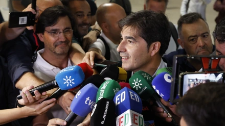 El presidente del Betis, Ángel Haro, habla con los medios en el aeropuerto de Sevilla.