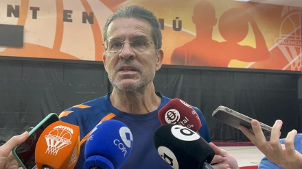 Pedro Martínez atiende a los medios antes del viaje a Milán