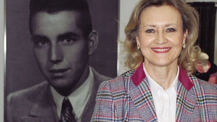 Choni Gómez en los Almacenes junto a la foto de su padre