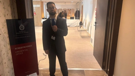 Óscar, con el micro de COPE, en la puerta del espacio destinado a acreditaciones, donde acompaña a los que acuden durante toda esta semana