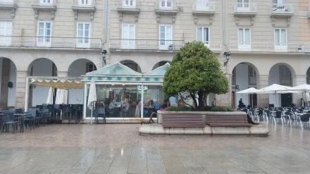 Una de las terrazas acristaladas de María Pita (A Coruña) en un día de lluvi