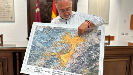 El concejal de Pedanías sostiene uno de los mapas con las zonas de flujo preferente