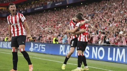 El Athletic celebra el gol de Robert Navarro al Qarabag