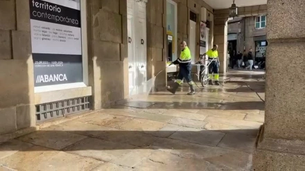 Trabajos de limpieza en la Plaza de Cervantes de Santiago