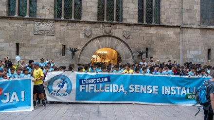 Jugadores, jugadors, entrenadors i tècnics del FiF Lleida davant de l'Ajuntament de Lleida