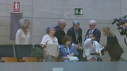"Estamos abandonados": interrumpen el pleno de la Asamblea de Extremadura para reclamar ayudas para la polio