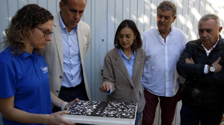 Responsables del Meteocat i l'ADV Terres de Lleida observen un granímetre en el balanç de la temporada de pedregades a Ponent