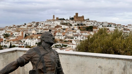 Vista de Espejo. Delante parte del monumento homenaje a la foto de Robert Capa del Miliciano en la Guerra Civil Española.