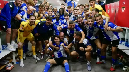 El equipo celebra en el vestuario la victoria ante el Atlético Madrileño.