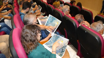 Vecinos afectados por las zonas de flujo preferente consultan los mapas en una asamblea informativa