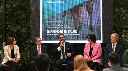 Desde la izquierda, la edil de Igualdad de Granada, Encarnación González, el director de la Fundación PTS, Luis González, y los delegados de la Junta en la provincia Antonio Granados, María José Martín e Indalecio Sánchez-Montesinos