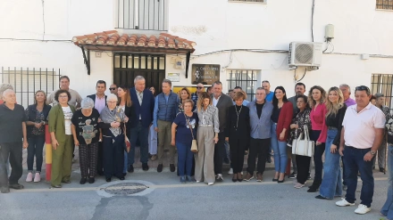 Políticos del PP y vecinos de las pedanías del norte a las puertas del cuartel de Zarcilla de Ramos